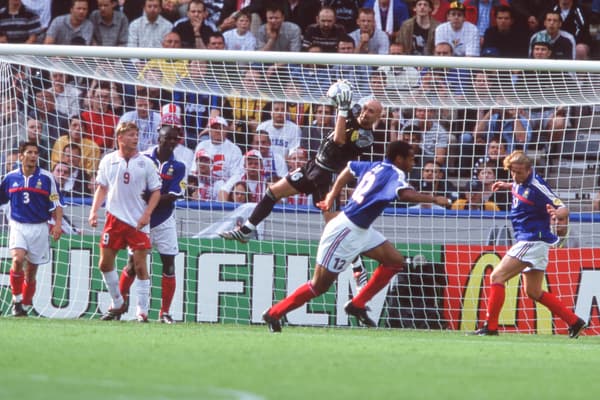 Fabien Barthez (en noir) et la France face au Danemark de Peter Schmeichel à l'Euro 2000