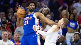 Joel Embiid contre Donte DiVincenzo lors du match de playoffs NBA Sixers-Knicks, le 25/04/2024