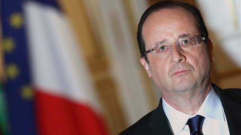 L'UMP célèbre à sa façon le premier anniversaire de l'élection de François Hollande, présenté sur une photo qui le montre trempé jusqu'aux os sous une pluie battante, avec un appel à rejoindre les rangs du principal parti d'opposition. /Photo prise le 19