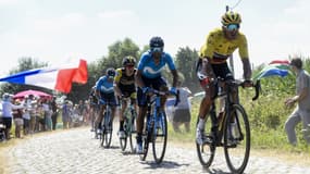 Greg van Avermaet, à l'époque maillot jaune, sur les pavés lors du Tour de France 2018.