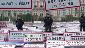Des dizaines de panneaux municipaux accrochés par des agriculteurs sur la préfecture de Haute-Marne, à Chaumont, le 13 novembre 2024