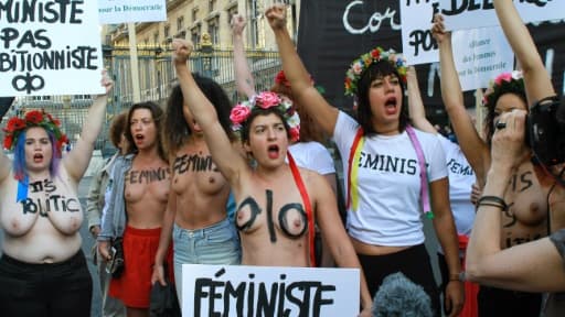 Rassemblement de Femens devant le palais de justice où quatre militantes sont jugées pour "exhibition sexuelle", le 31 mai 2017 à Paris