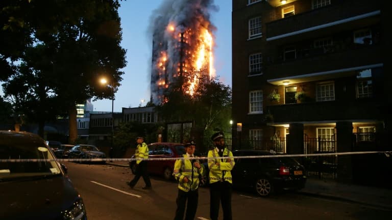 Vue de la tour Grenfell en feu à Londres, le pire incendie résidentiel depuis la Deuxième Guerre mondiale au Royaume-Uni, le 14 juin 2017 Vue de la tour Grenfell en feu à Londres, le pire incendie résidentiel depuis la Deuxième Guerre mondiale au Royaume-Uni, le 14 juin 2017