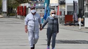 Un couple masqué à La Grande-Motte, le 12 avril 2020.