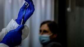 Préparation d'une dose du vaccin Pfizer-BioNTech Covid-19, le 27 décembre 2020 à l'hôpital Santa Maria de Lisbonne.