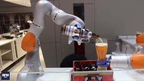 Ce robot décapsule votre bière et vous sert un verre