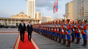 Emmanuel Macron et le président mongol Ukhnaagiin Khürelsükh à Oulan-Bator, le 21 mai 2023.