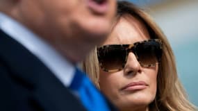 Melania Trump écoute Donald Trump le 27 octobre 2020 dans le Maryland