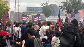 Le car des joueuses du PSG et les ultras du club, à Paris le 4 juin 2021