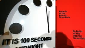 L'horloge de l'apocalypse, imaginée par l'ONG Bulletin of the Atomic Scientists affiche 100 secondes avant minuit, le 23 janvier 2020 à Washington