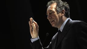 François Bayrou, qui, malgré une légère embellie, ne parvient toujours pas à muer sa popularité en intentions de vote, s'efforce de reconstituer son assise électorale au centre-droit. Après une invite au Nouveau Centre lundi, le candidat centriste s'est t