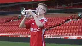 Caiden Storry, le jeune supporter trompettiste de Nottingham Forest.