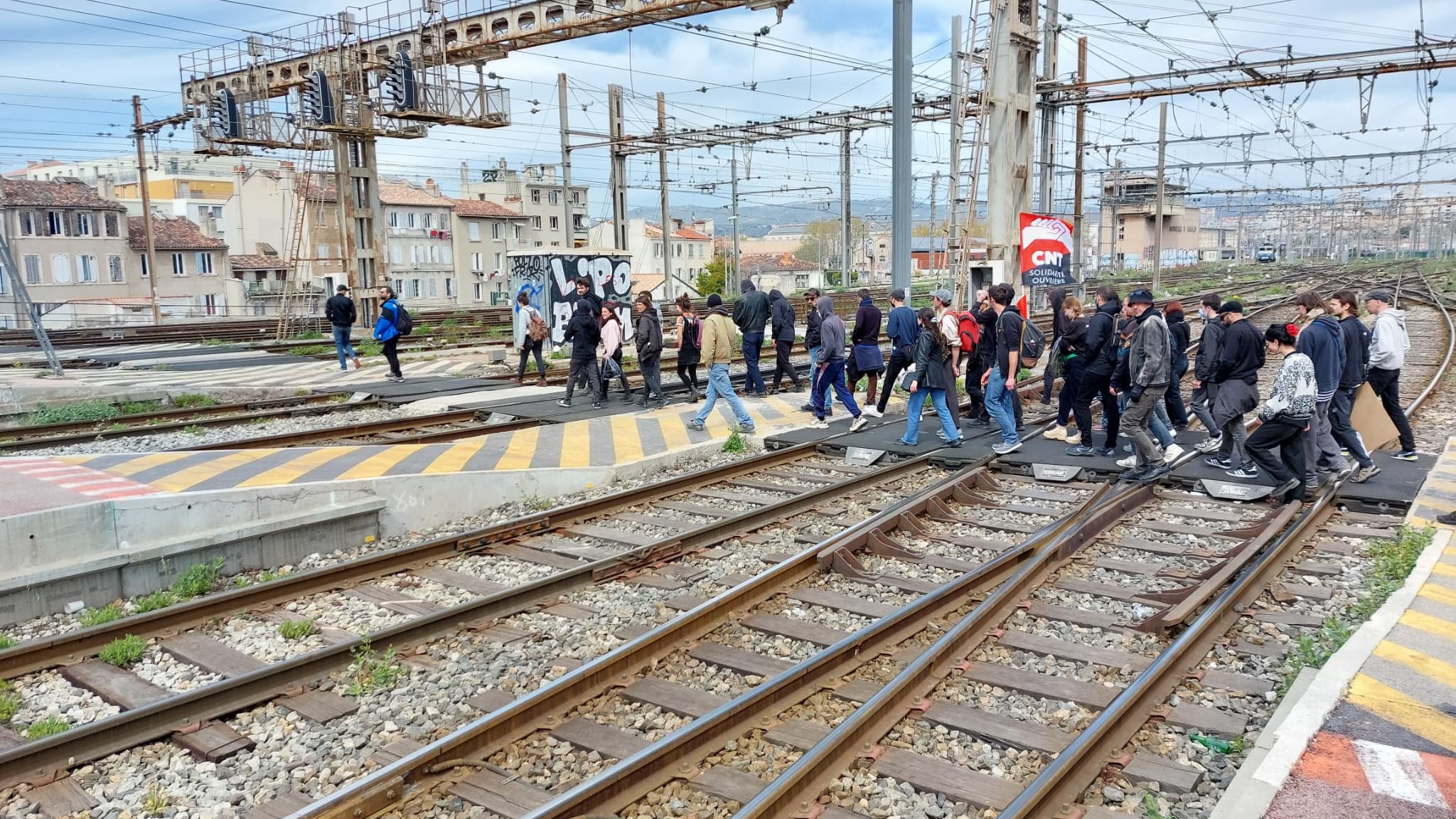 Des manifestants sur les rails de la gare Saint-Charles à Marseille le jeudi 6 avril 2023 Des manifestants sur les rails de la gare Saint-Charles à Marseille le jeudi 6 avril 2023