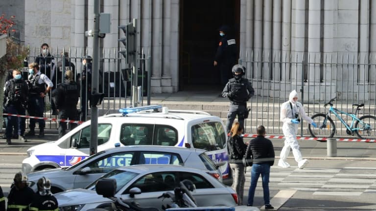 Des membres du RAID devant l'église Notre-Dame de Nice après une attaque au couteau, le 29 octobre 2020