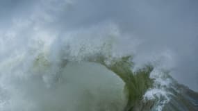 Une vague à Plobannalec-Lesconil (Finistère), le 2 novembre 2023.