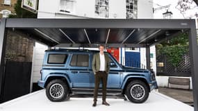 Le propriétaire d'Inéos, le milliardaire britannique Jim Ratcliffe devant le Fusilier, son petit SUV, lors de la présentation du prototype en février. La présentation de la version électrique a été suspendue en ce début juillet.