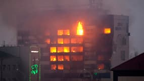 L'immeuble en feu dans lequel les combats entre rebelles tchétchènes et forces de l'ordre ont eu lieu jeudi dans le centre de Grozny