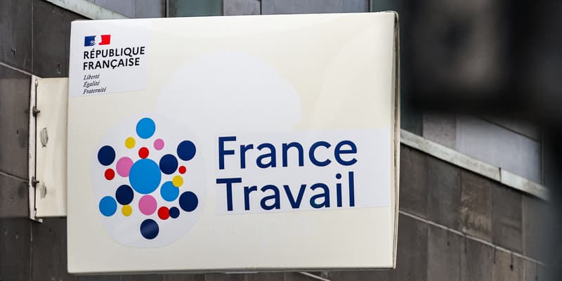 Photographie prise à Lille le 12 janvier 2024 montre le logo de « France Travail », le nouvel opérateur du service public de l'emploi français.