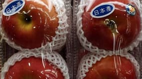 Des pommes produites au Japon sur un marché à Hong Kong. De nouveaux cas de contamination alimentaire ont renforcé mercredi l'inquiétude quant à l'impact sanitaire de l'accident de la centrale nucléaire de Fukushima, où la situation demeure fragile. /Phot