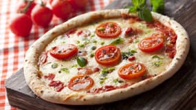 Envie de préparer une pizza tomate mozzarella vous-même ? Cliquez ici pour voir la recette. 