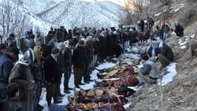 Corps des victimes d'une frappe aérienne à Ortasu, un village près de la ville de Sirnak, dans le sud-est de la Turquie. L'aviation turque a tué au moins 35 personnes dans une frappe aérienne près de la frontière irakienne, confondant probablement des con