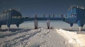 Halley 6 est composée de sept batîments posés sur des skis géants