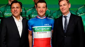 Jean-RenÃ© Bernaudeau qui entoure Thomas Voeckler