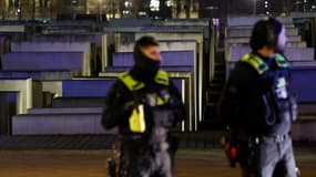 Des policiers allemands devant le mémorial de l'Holocauste à Berlin le 21 février 2025