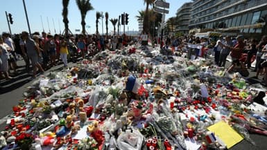 La Promenade des Anglais à Nice au lendemain de l'attentat qui a fait 86 morts, le 17 juillet 2016