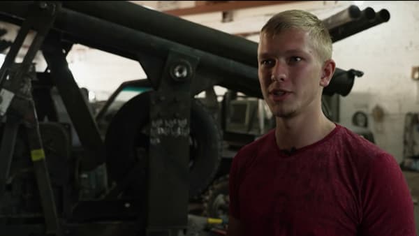 Maksym, étudiant de 19 ans, dans le garage où il installe des lance-roquettes sur des 4x4 avec son père, pour le compte de l'armée ukrainienne.