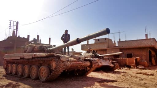 Un soldat syrien le 12 novembre 2016 à Houwayqa près de Deir Ezzor