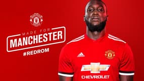 Romelu Lukaku avec son nouveau maillot de Manchester United.