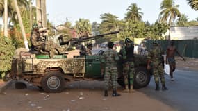 Des soldats patrouillent à Grand-Bassam, peu après l'attentat.