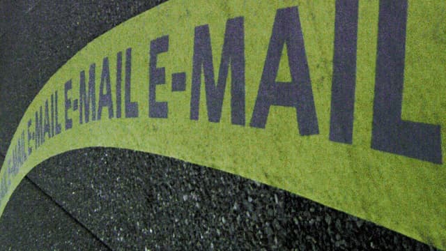 Les clients usent et abusent de leur possibilité d'envoyer des mails à leur conseiller bancaire.