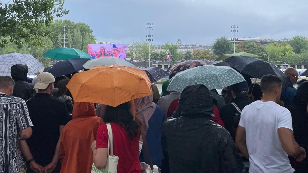 Les parapluies sont de sortie pour la cérémonie d'ouverture des JO, le 26 juillet 2024. Les parapluies sont de sortie pour la cérémonie d'ouverture des JO, le 26 juillet 2024.