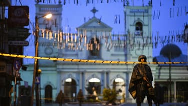 Des soldats montent la garde devant l'église Saint-Anthony à Colombo, au Sri Lanka, le 25 avril 2019