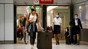 Des voyageurs arrivent au terminal 5 de l'aéroport de Heathrow le 2 août 2021 après la leve de la quarantaine obligatoire
