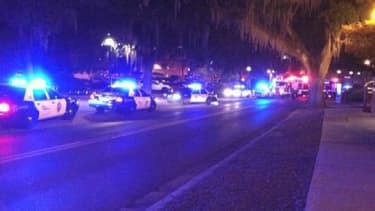 Des voitures de police déployées devant l'université de Floride.