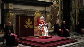 Le pape Benoît XVI devant les cardinaux ce jeudi au Vatican