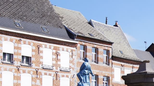 La victime, qui se trouvait dans la cour de son habitation de Solre-le-Château, aurait reçu un coup de fusil au niveau du thorax.