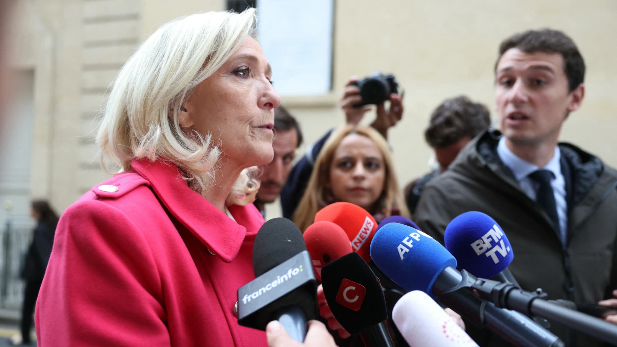 "UN JOUR SANS FIN": MARINE LE PEN N'A PAS DE "VISION PRÉCISE" APRÈS SON ENTRETIEN AVEC SÉBASTIEN LECORNU