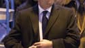 François Hollande voit sa cote de popularité chuter de cinq points à 46% et perd la tête du baromètre des personnalités politiques de CSA au profit d'Alain Juppé (47%) dans la livraison de jeudi. Nicolas Sarkozy recule lui aussi, de trois points, à 38%. /