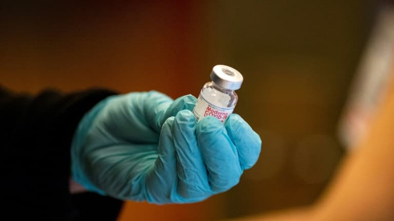 Le premier lot de vaccins anti-Covid de la société Moderna, à l'hôpital de  Hartford (Connecticut, Etats-Unis), le 21 décembre 2020