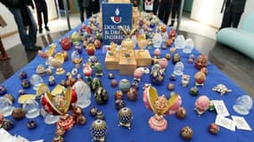 De faux oeufs Fabergé saisis lors d'une précédente opération des douanes à Paris, le 14 décembre 2012