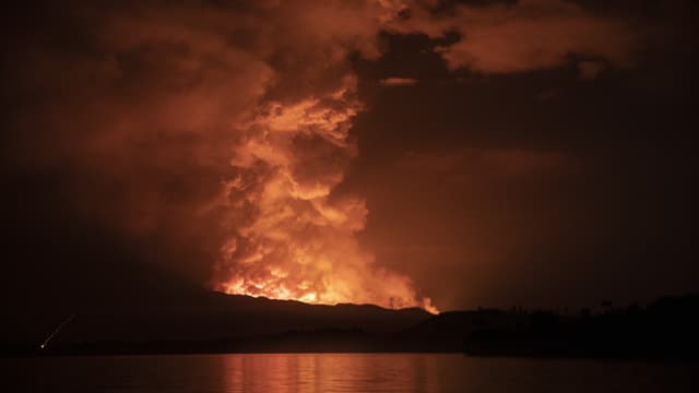 Le volcan Nyiragongo vu depuis le lac Kivu