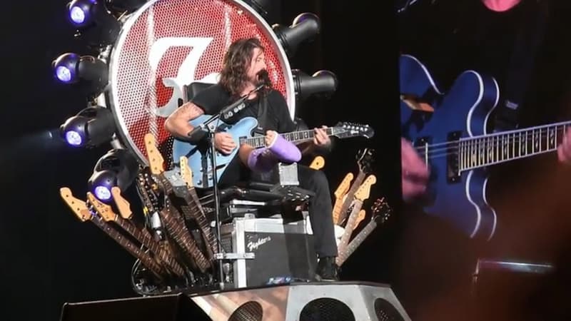 Dave Grohl en plein concert des Foo Fighters