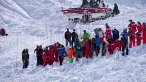Des secouristes sur le lieu de l'avalanche à Tignes (Savoie). 