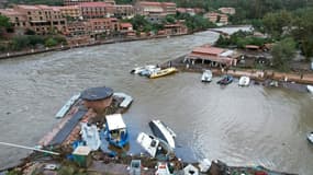 Vue aérienne de bateaux endommagés par le passage de la tempête Ciaran dans le port de Porto, en Corse, le 3 novembre 2023.
