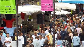 Des personnes visitant des stands à Lille, lors de la traditionnelle braderie, gigantesque marché aux puces qui attend d'habitude près de 3 millions de personnes.