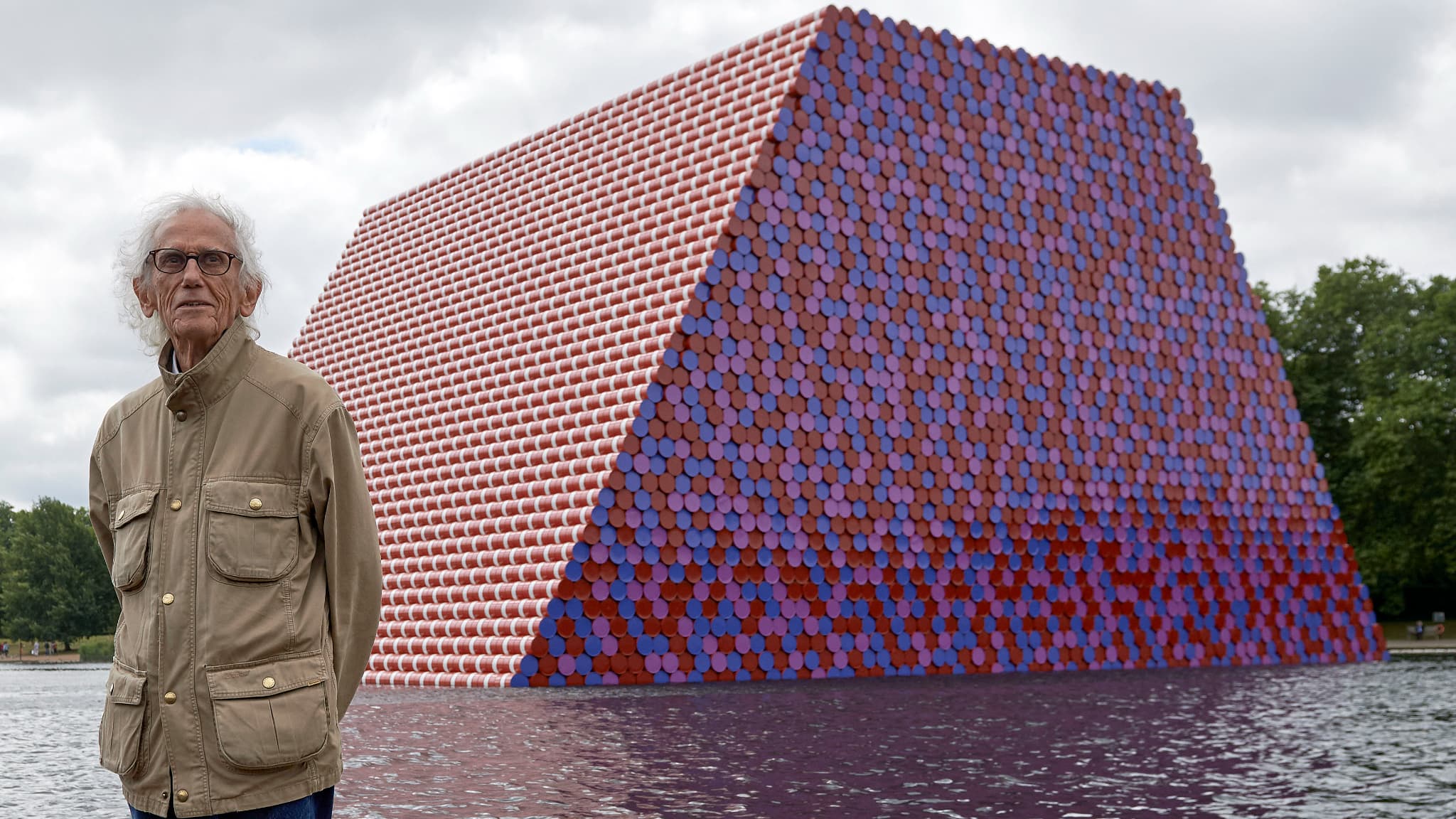 Christo devant le "Mastaba de Londres"